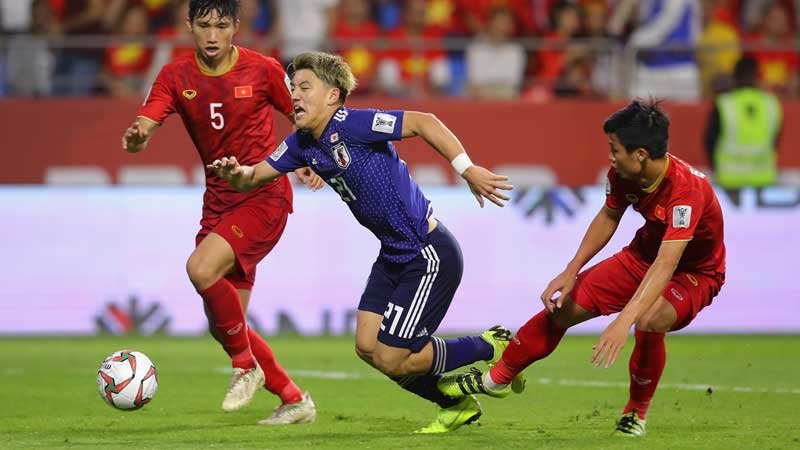 VARが試合を決めた？！日本が堂安のPKでベトナムを破り準決勝進出