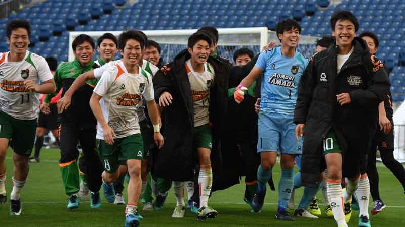スタンドで応援するのは、試合に出られなかった控え部員ではない。通年リーグ、26986試合の持つ意味